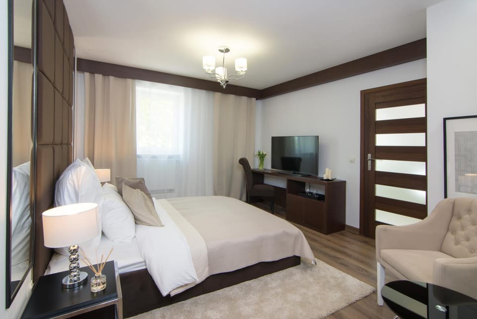 Bed, Day, TV and multimedia, Photo of the whole room, Bedroom