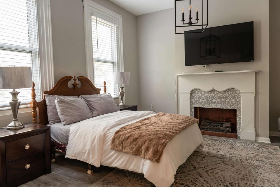 Beautiful 3-Bed Home w Parking Near AGH Apartment in Pittsburgh