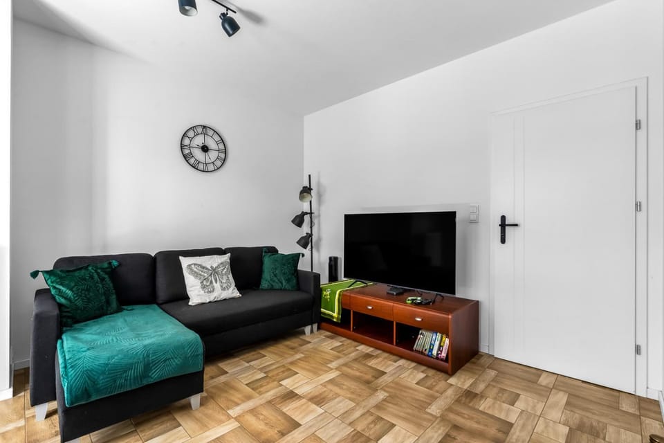 Communal lounge/ TV room, TV and multimedia, Living room, Seating area, Evening entertainment