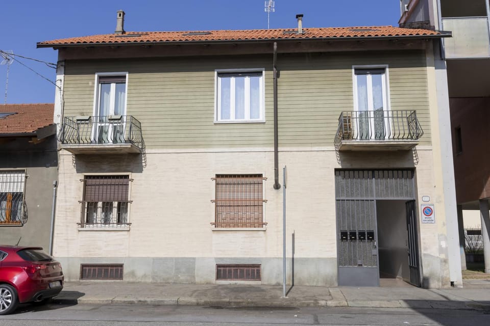 Property building, Neighbourhood, Street view, Location, Parking