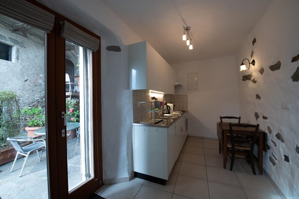 Kitchen or kitchenette, Dining area, oven