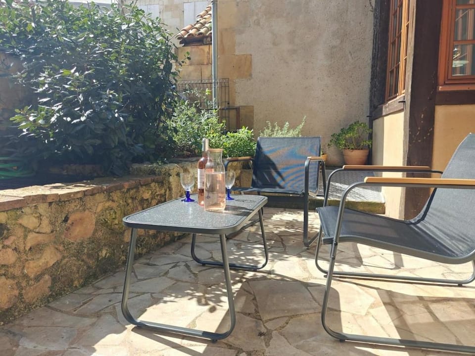 140m2 du XVIIe, plein centre & extérieur, 6-9 pers House in Bergerac