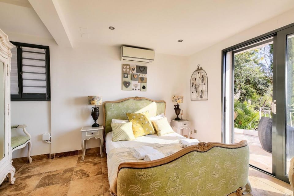 Bed, Living room