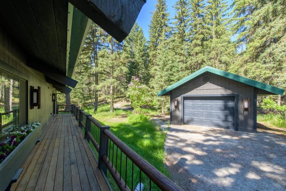 Glen Lake Cabin in the Woods Cabin in Idaho