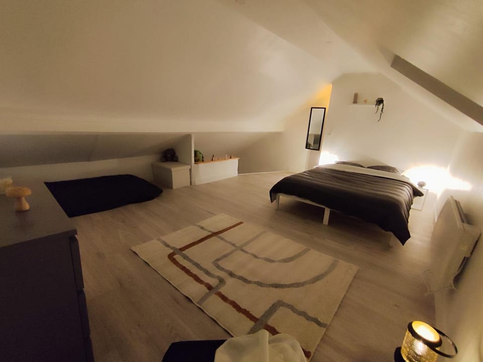 Bed, Photo of the whole room, Bedroom