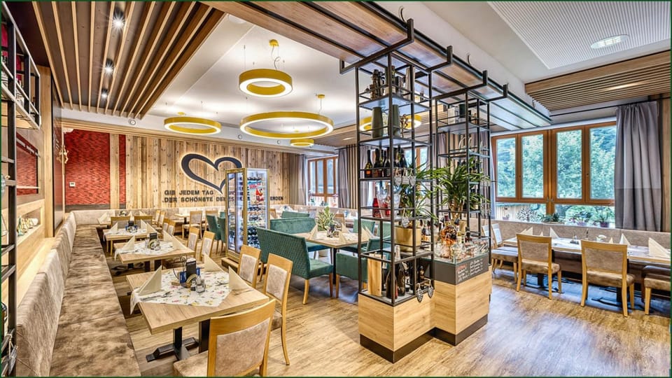 Restaurant/places to eat, Dining area