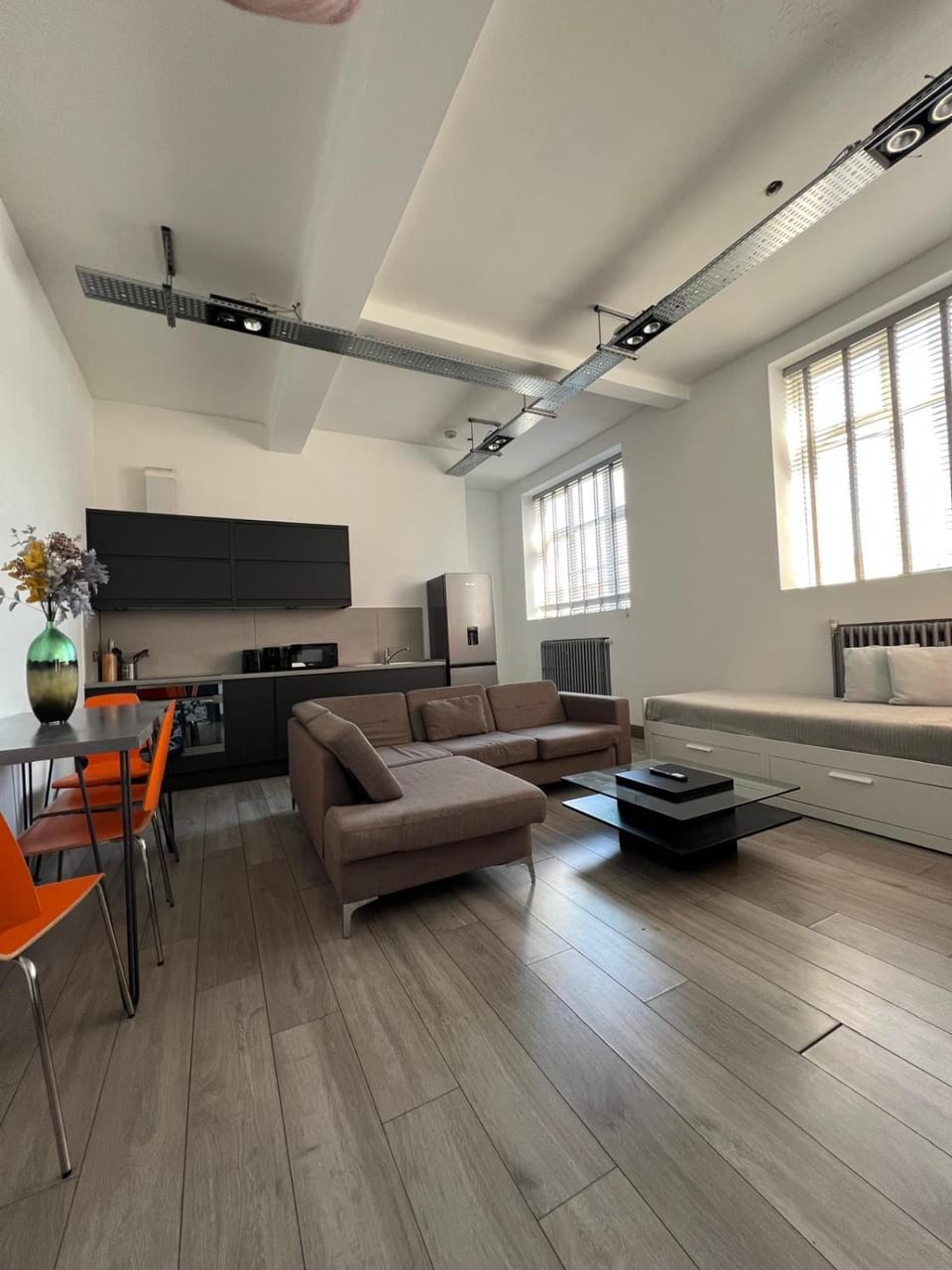 Modern 2bed warehouse conversion apartment for 6 people - London Apartment in London Borough of Ealing