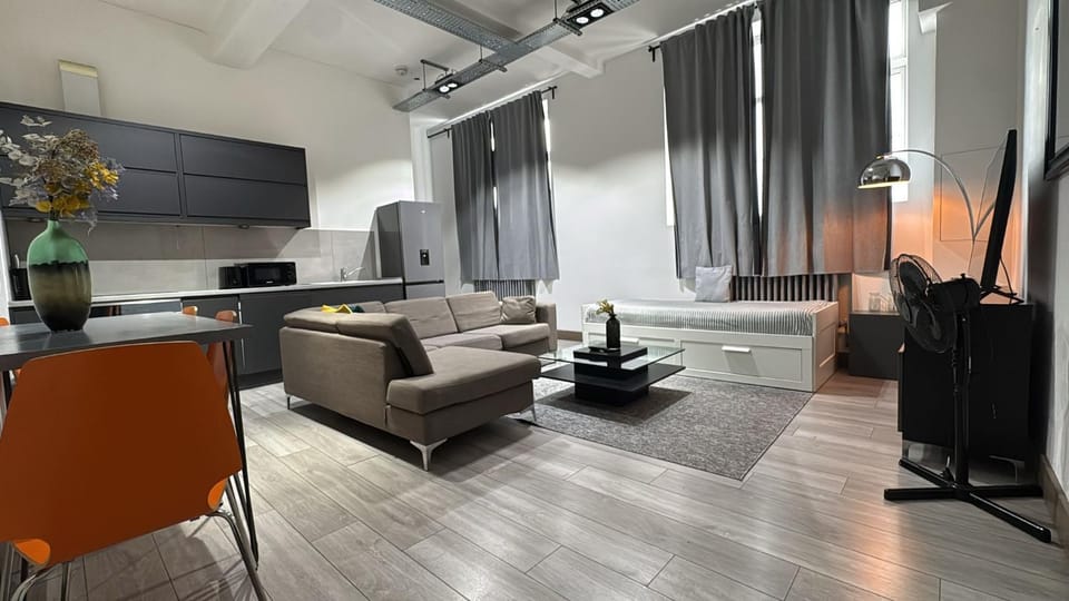 Modern 2bed warehouse conversion apartment for 6 people - London Apartment in London Borough of Ealing