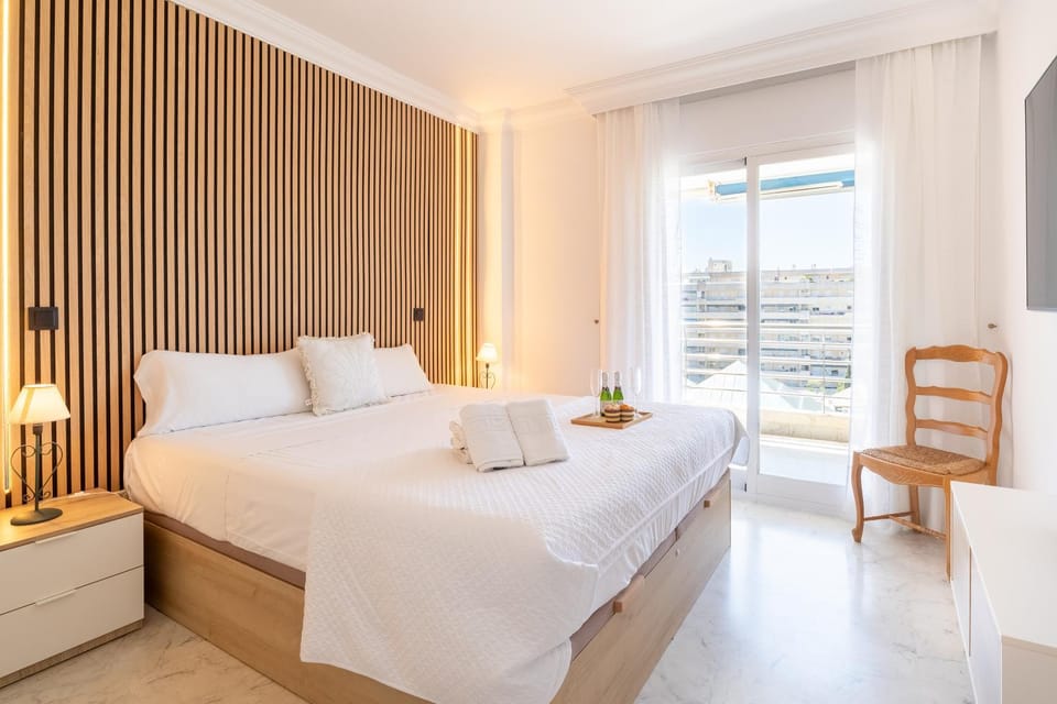 Bed, TV and multimedia, Photo of the whole room, Bedroom, towels, wardrobe, air conditioner