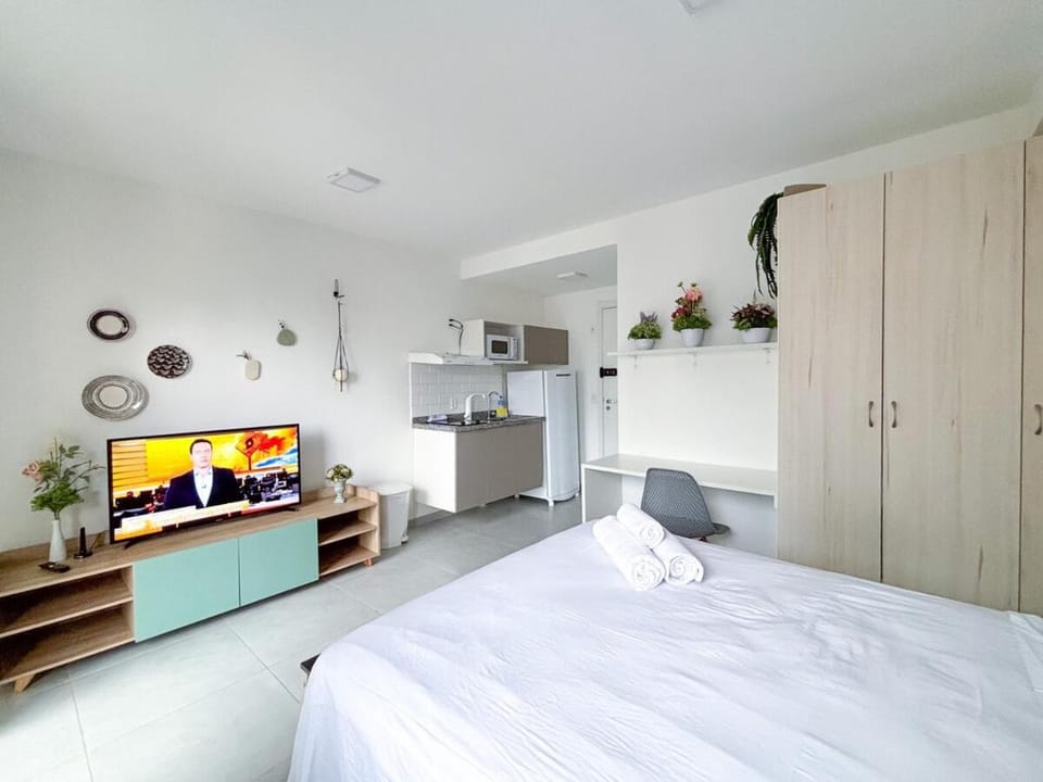 Bed, TV and multimedia, Kitchen or kitchenette, Photo of the whole room, Bedroom, wardrobe
