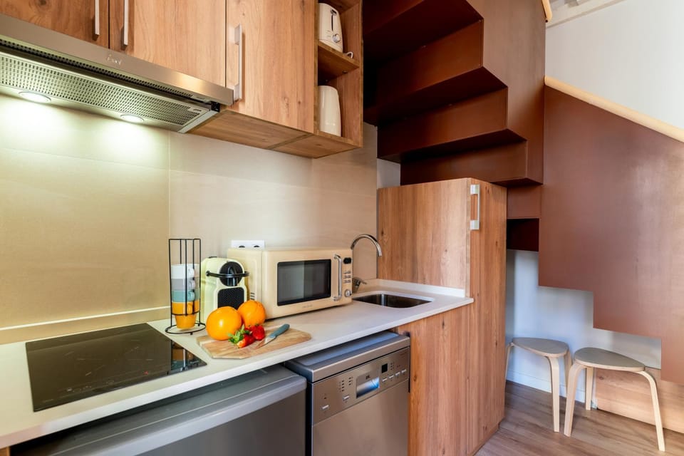 Coffee/tea facilities, Kitchen or kitchenette, dishwasher, stove, toaster