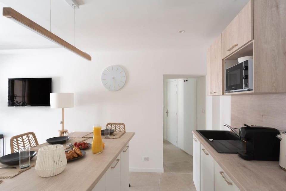 TV and multimedia, Coffee/tea facilities, Kitchen or kitchenette, oven, stove, toaster