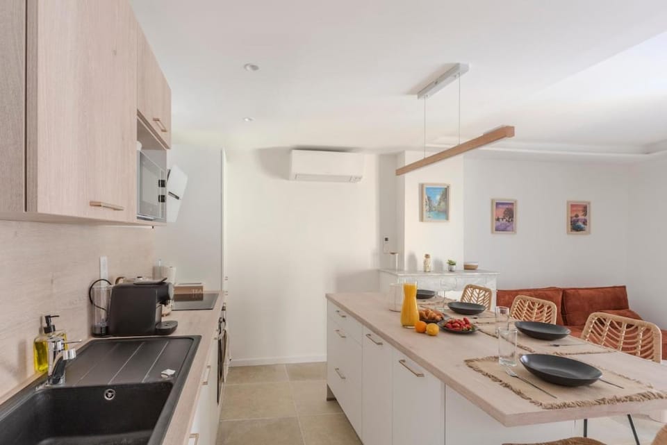 Kitchen or kitchenette, Dining area, oven, stove, toaster