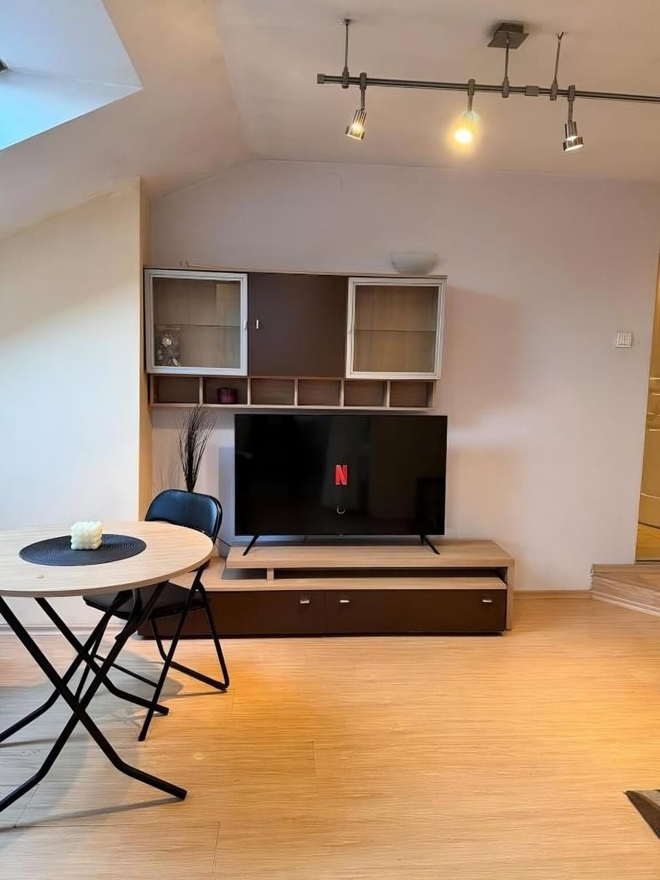 Communal lounge/ TV room, TV and multimedia, Living room, Seating area, Evening entertainment