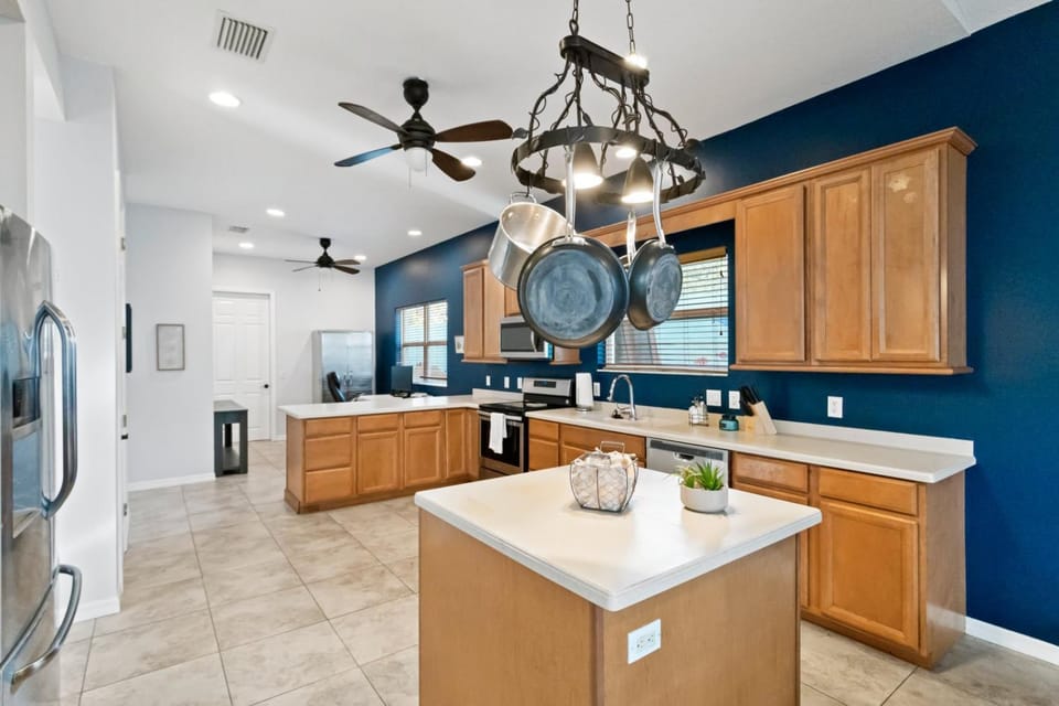 Spacious 5 Bd 3 Bath Home Swim Spa Near Beaches Villa in Palm Harbor