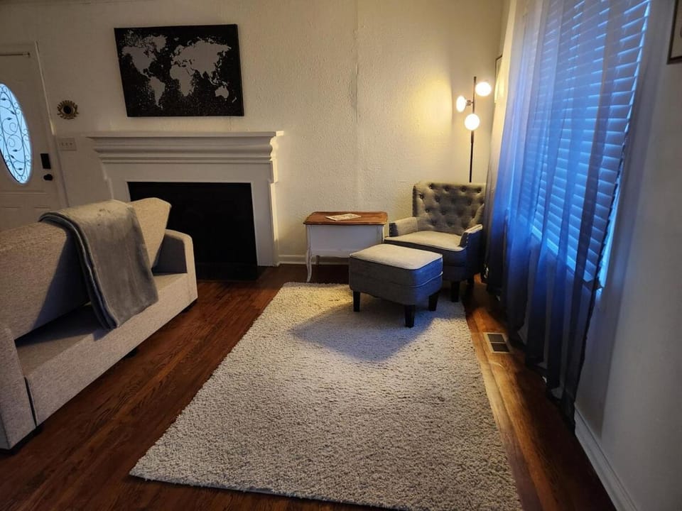 Serenity on over an acre easy access to 311 and HPU House in High Point