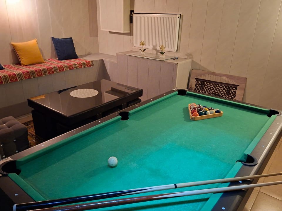 Billiard, Game Room