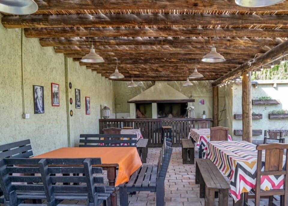Restaurant/places to eat, Living room, Banquet/Function facilities, Seating area