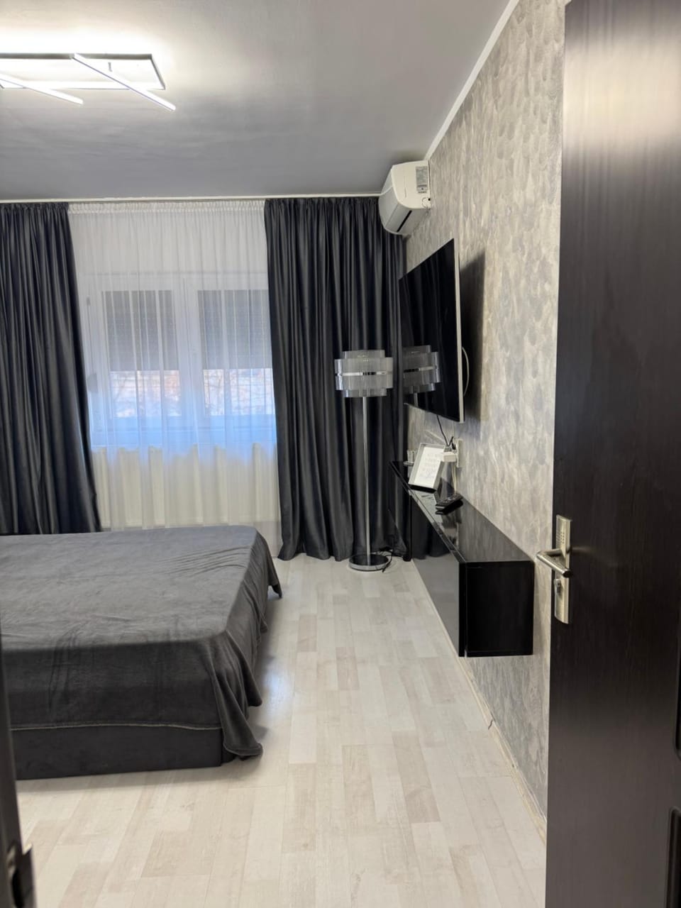 Bed, TV and multimedia, air conditioner