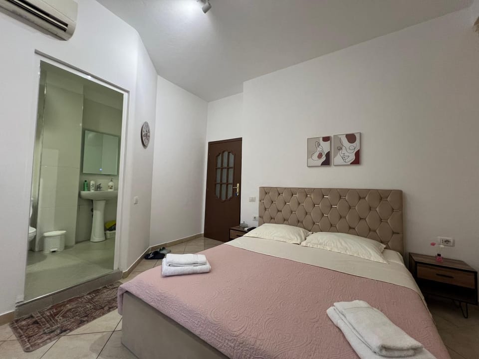 Shower, Bed, Bathroom, Photo of the whole room, Bedroom, towels, air conditioner
