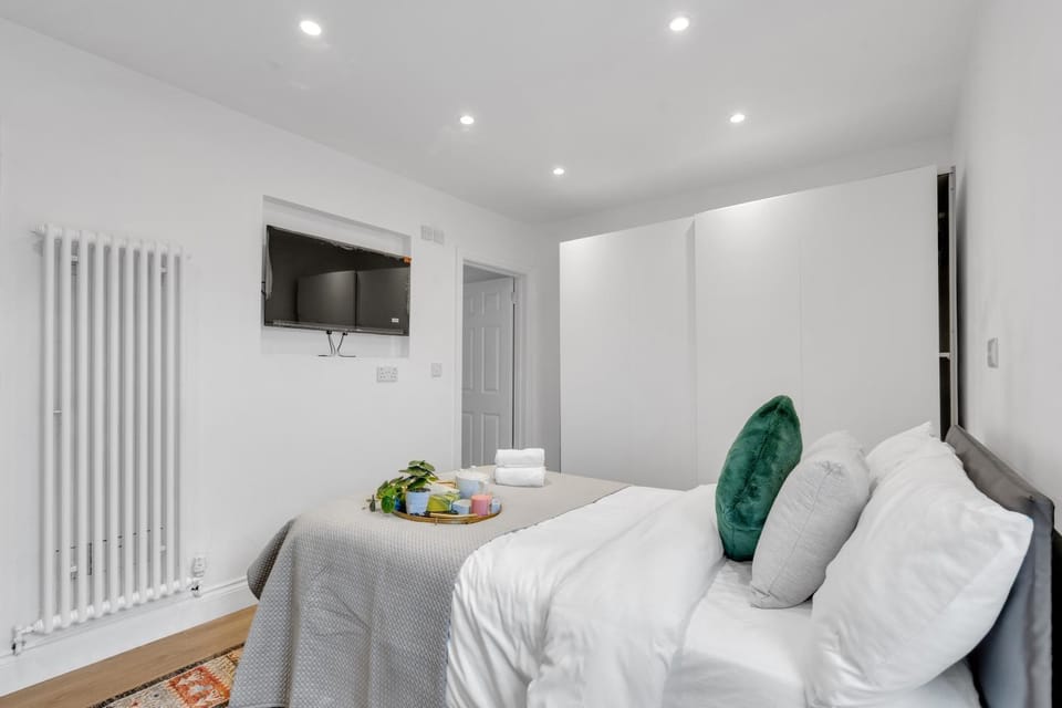 Leaf & Lounge - Free Parking , En-Suite, Near Wembley Apartment in Wembley