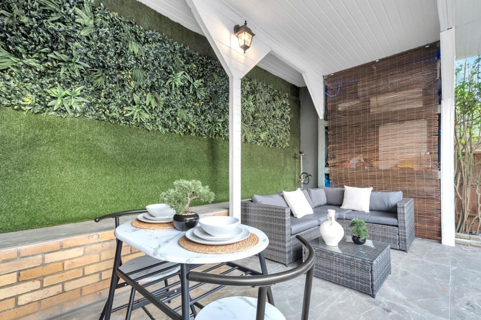 Leaf & Lounge - Free Parking , En-Suite, Near Wembley Apartment in Wembley