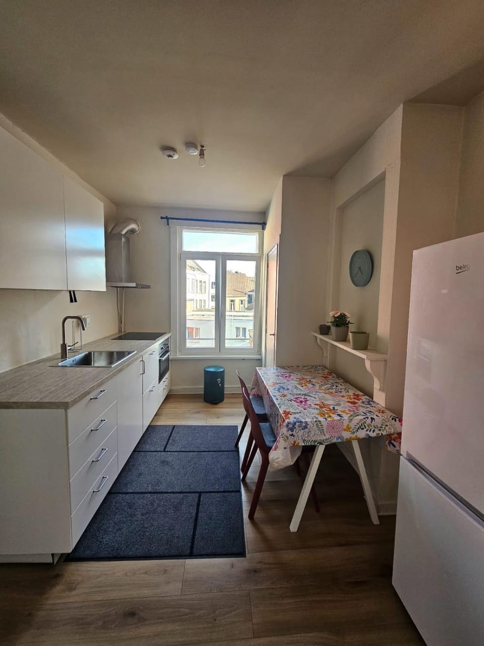 Dining area, oven, stove