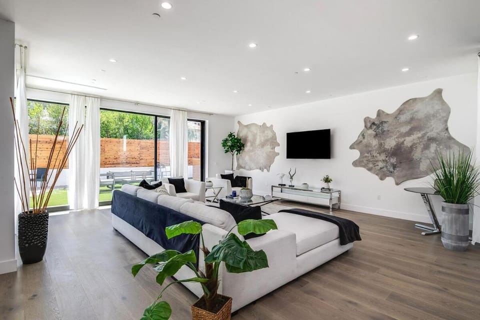 The Modern Serenity Retreat Villa in Encino
