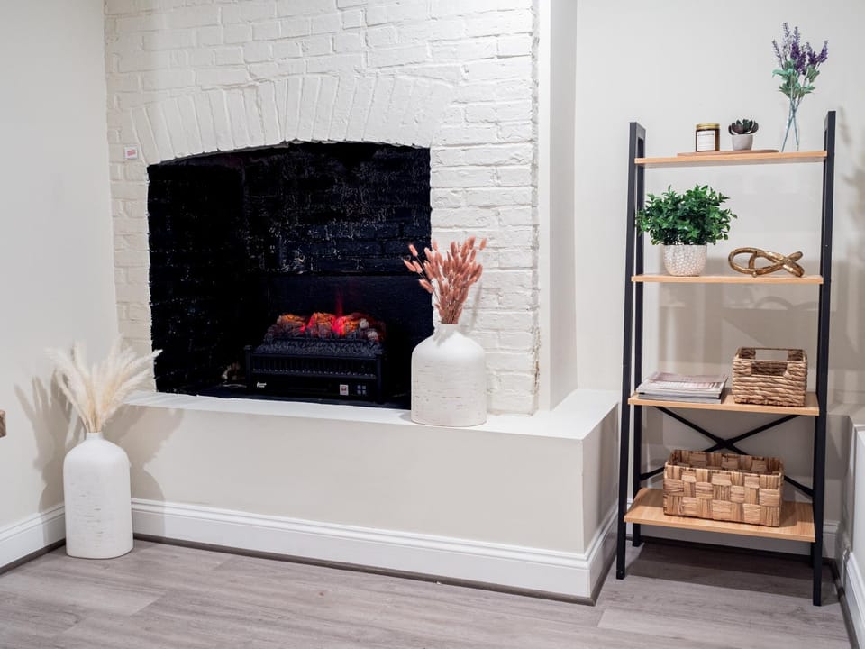 Dining area, fireplace