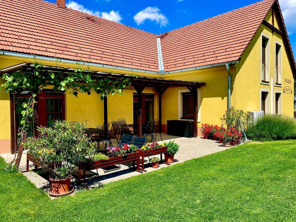 Property building, Facade/entrance, Garden, Balcony/Terrace