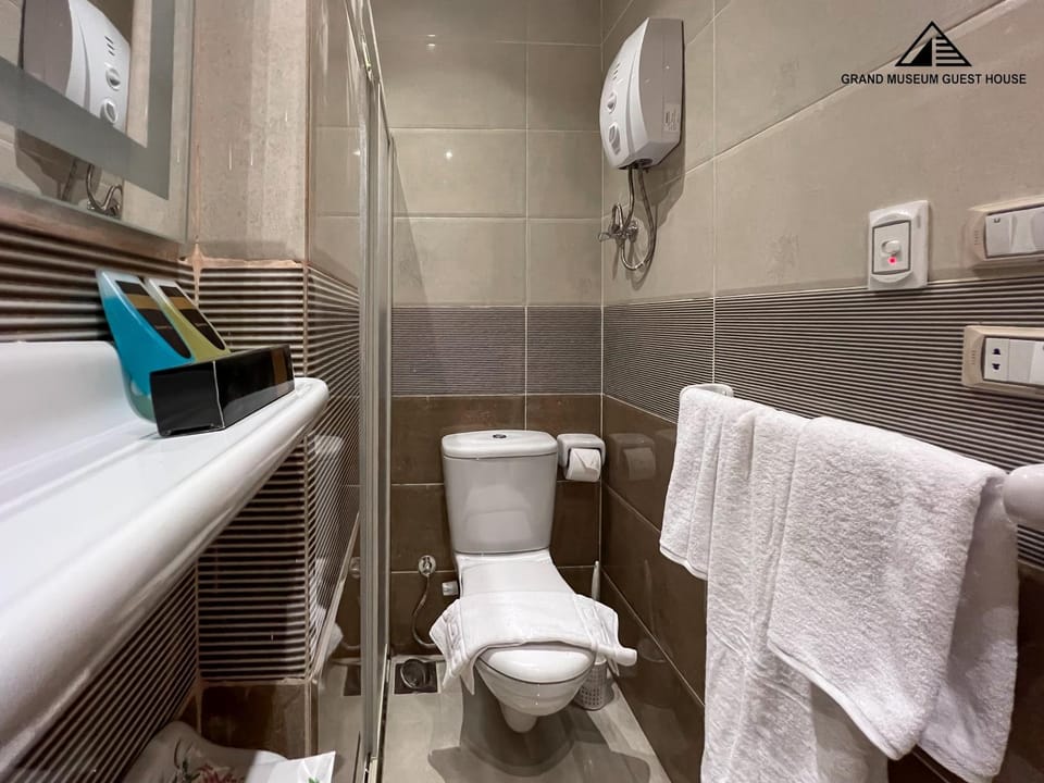 Shower, Toilet, Bathroom, bidet, towels