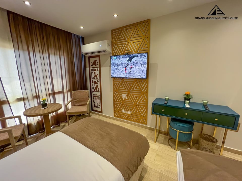 Bed, TV and multimedia, Photo of the whole room, Seating area, Bedroom