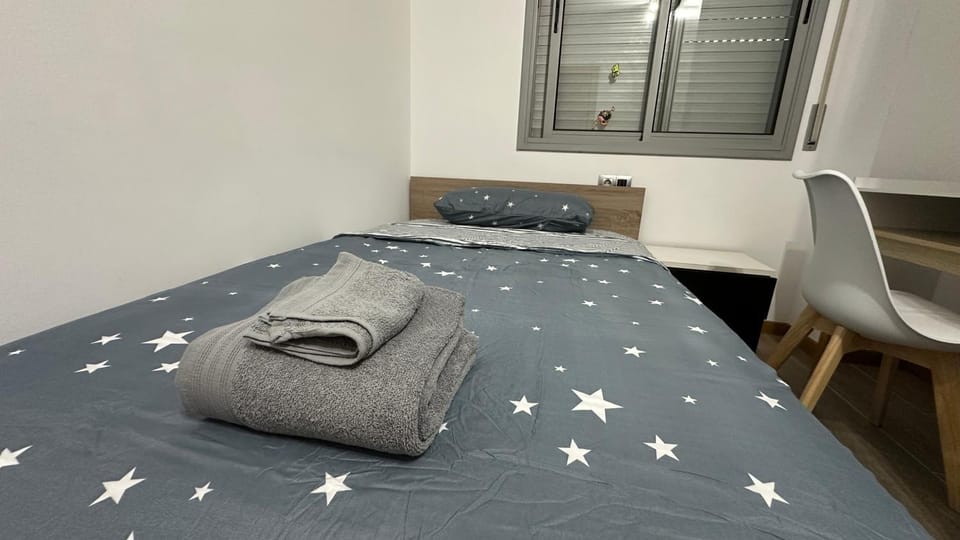 Bed, Bedroom, towels