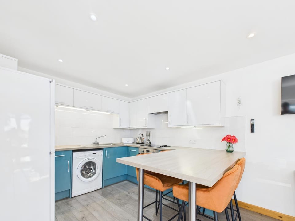 TV and multimedia, Kitchen or kitchenette, Dining area, oven, stove, washing machine