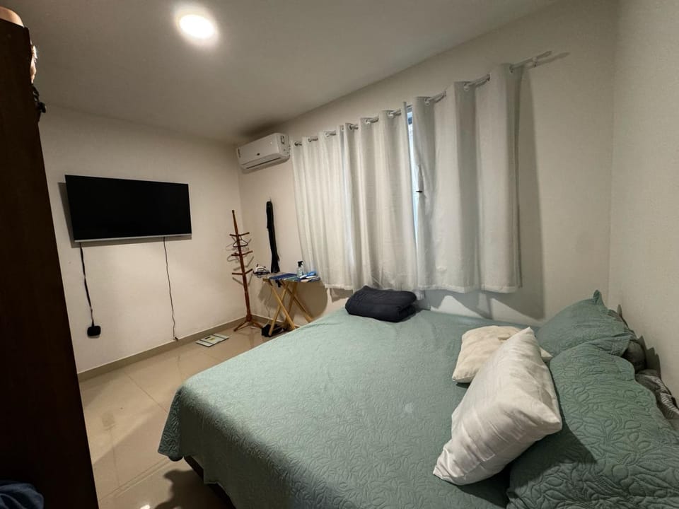 Bed, TV and multimedia, Photo of the whole room, Evening entertainment, Bedroom, air conditioner