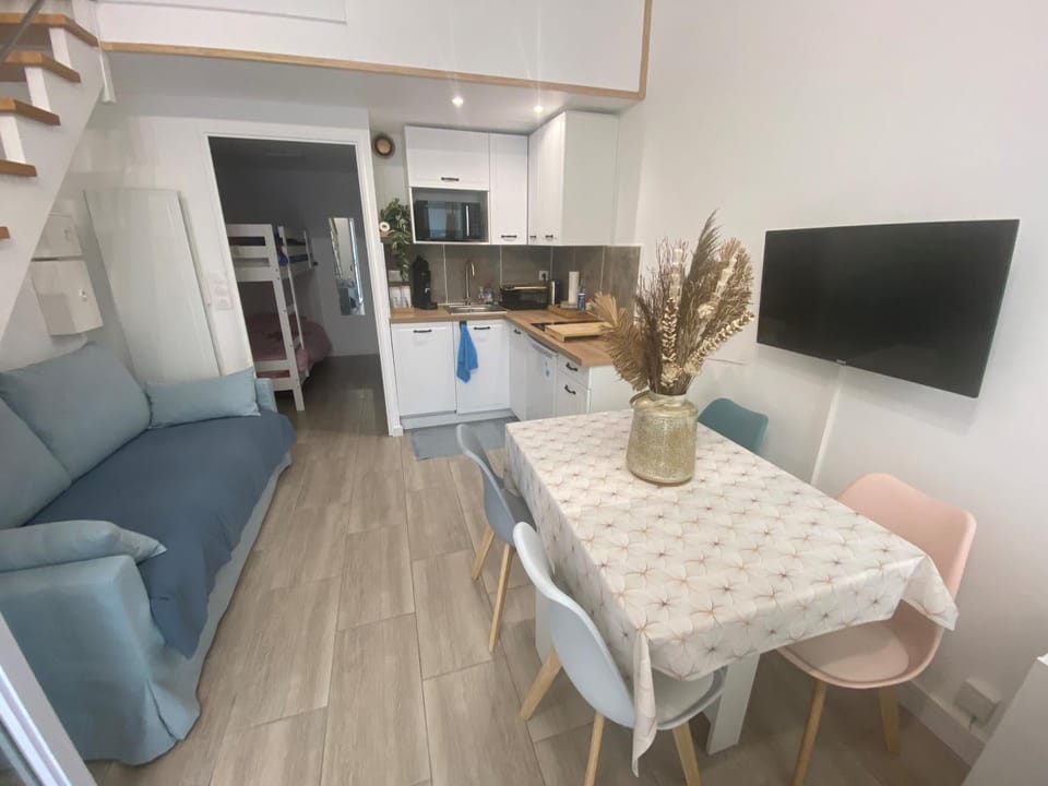 Communal lounge/ TV room, Seating area, Dining area