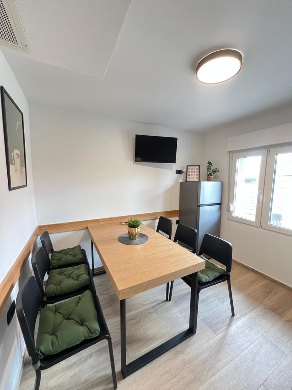 Kitchen or kitchenette, Seating area, Dining area
