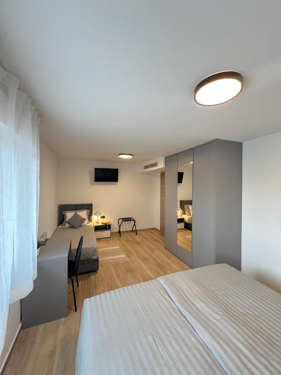 Bed, TV and multimedia, Photo of the whole room, Bedroom