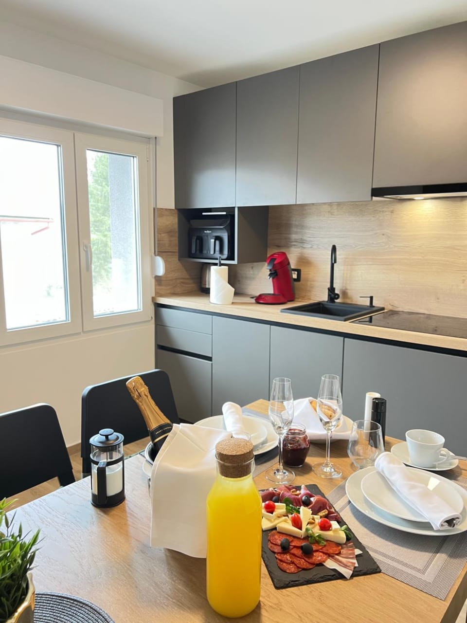 Kitchen or kitchenette, Food and drinks, Dining area, Food, Continental breakfast