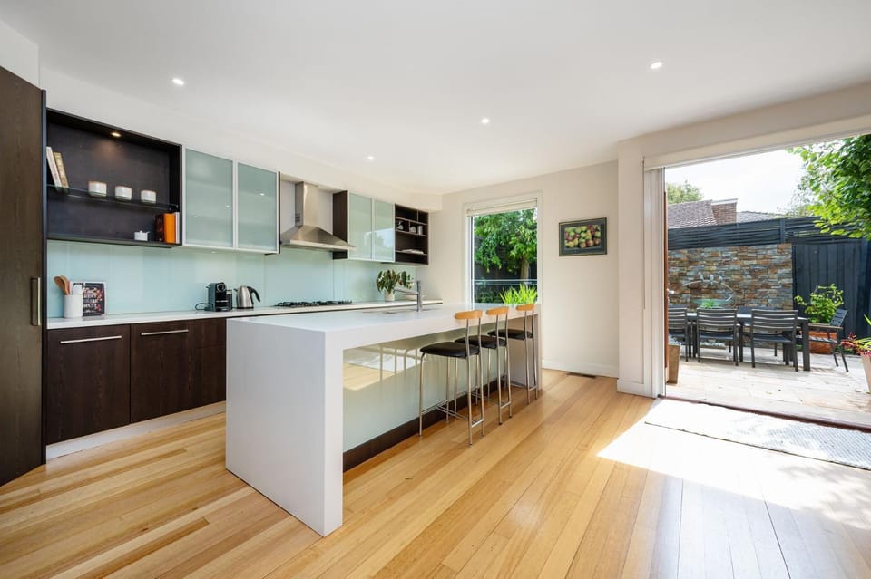 Kitchen or kitchenette, Dining area, stove