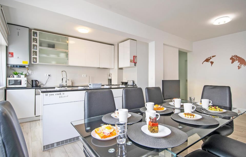 Coffee/tea facilities, Kitchen or kitchenette, Living room, Dining area, oven, stove, toaster