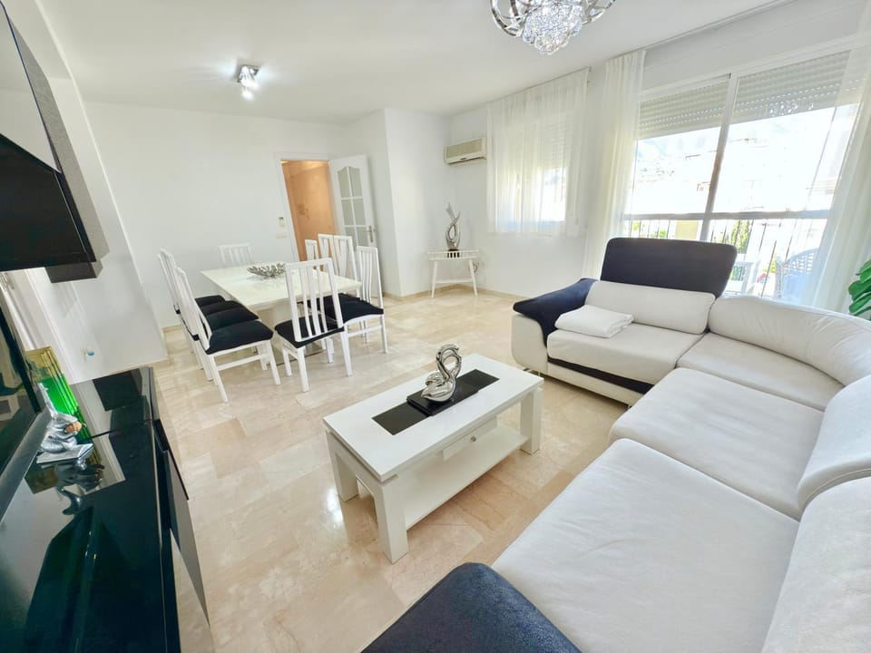TV and multimedia, Living room, Seating area, Dining area
