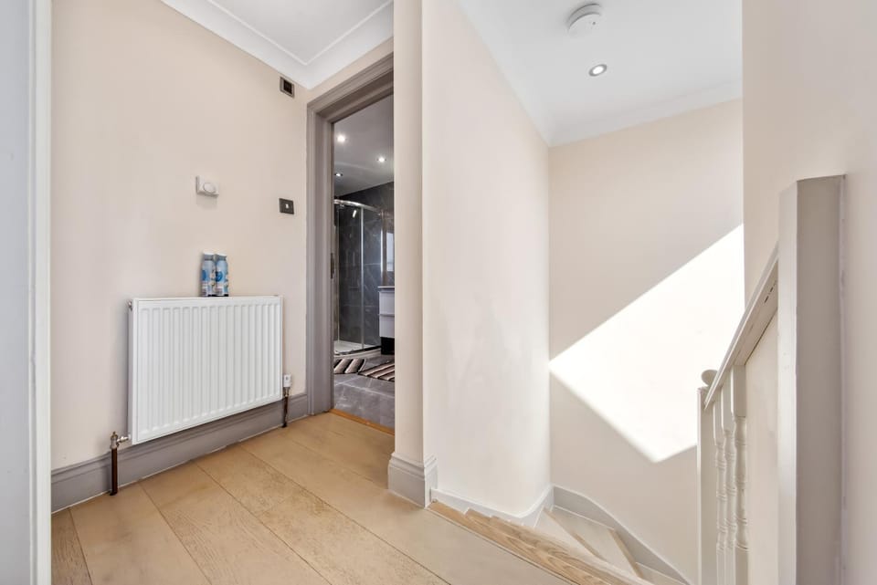 Stylish 4 Bed 2 Bath NW London Apartment in London