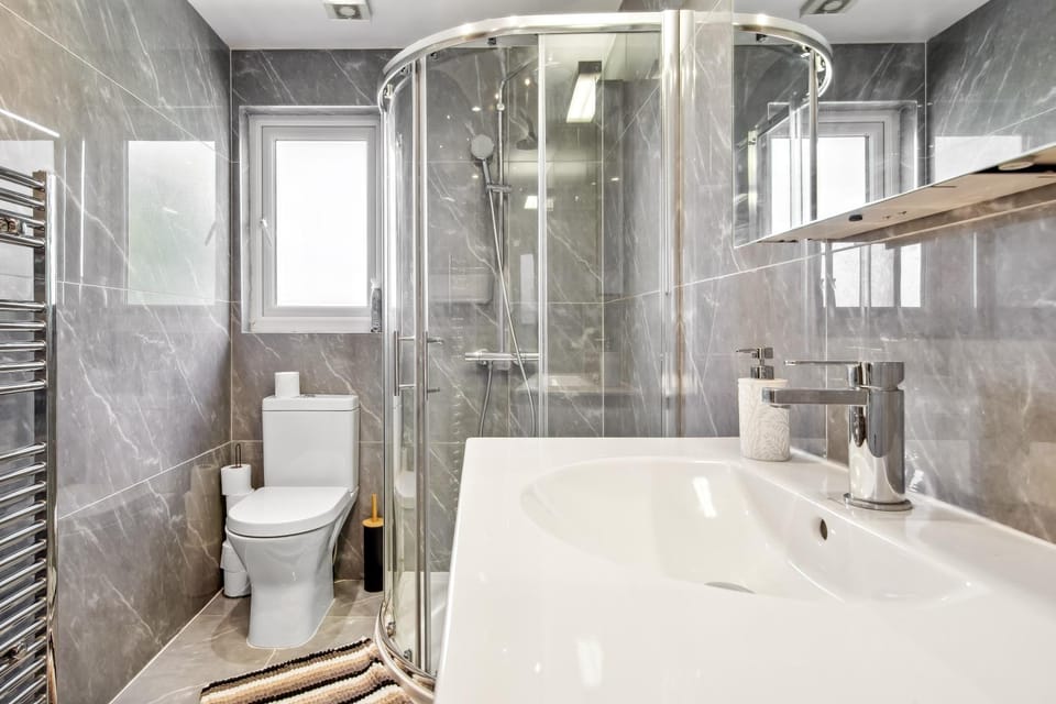 Stylish 4 Bed 2 Bath NW London Apartment in London