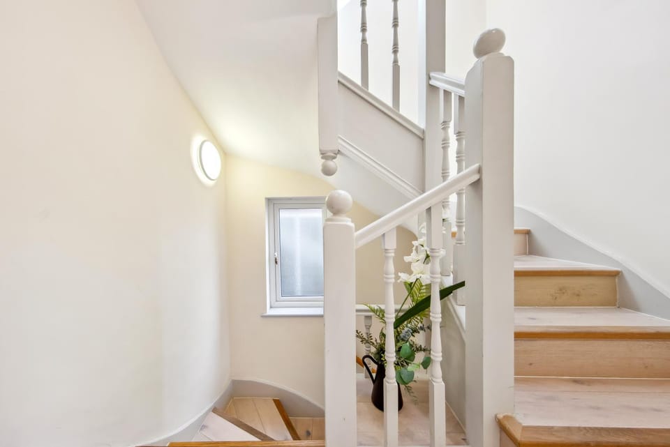 Stylish 4 Bed 2 Bath NW London Apartment in London