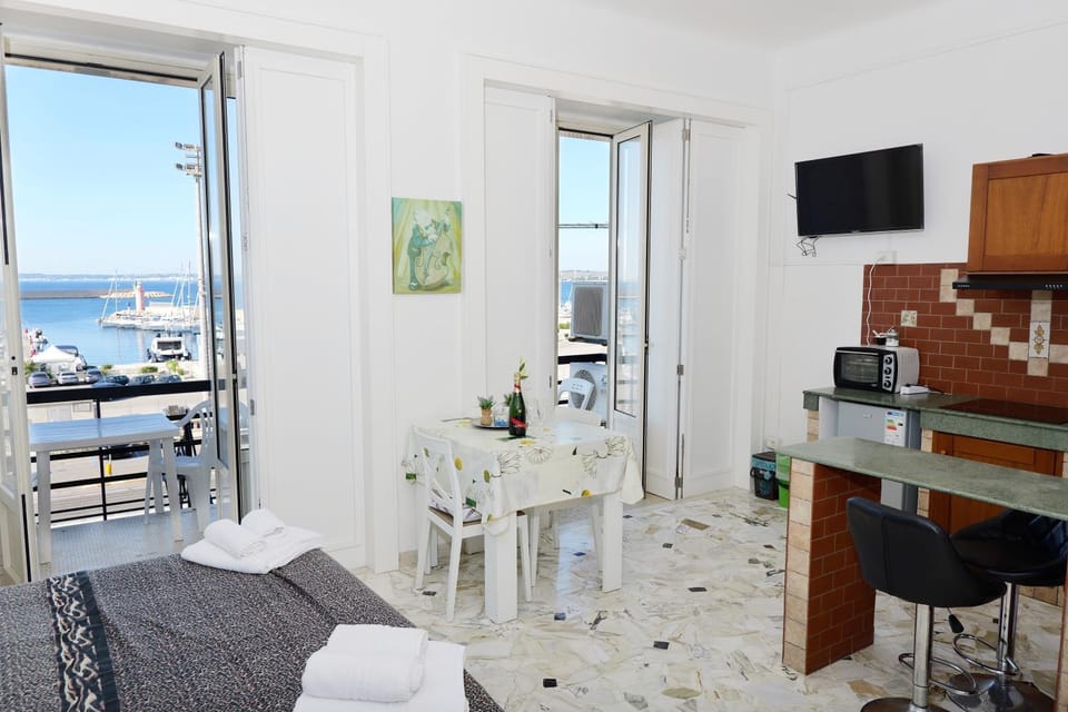Kitchen or kitchenette, Dining area, Sea view
