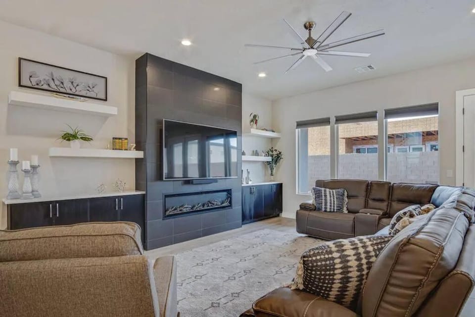 TV and multimedia, Living room, Seating area, fireplace