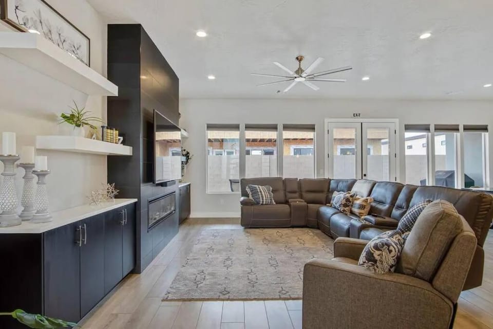 TV and multimedia, Living room, Seating area, fireplace