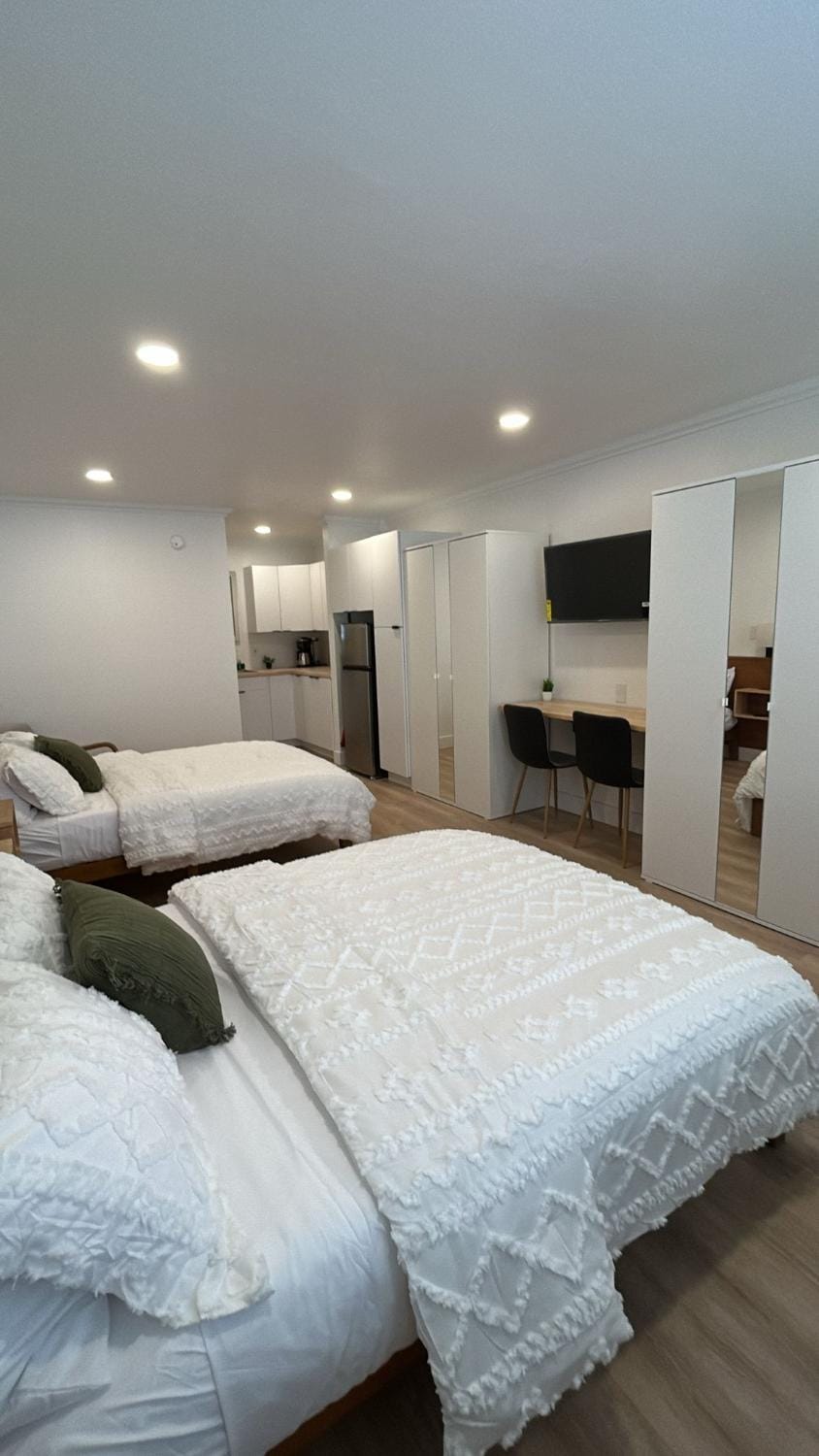 Bed, TV and multimedia, Photo of the whole room, Bedroom