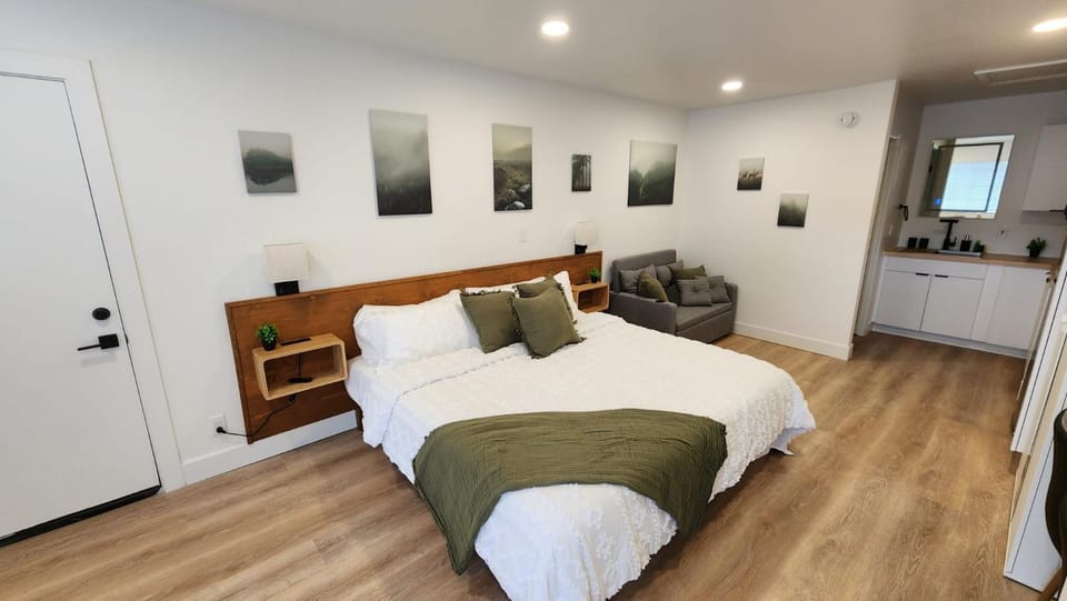 Bed, Photo of the whole room, Bedroom